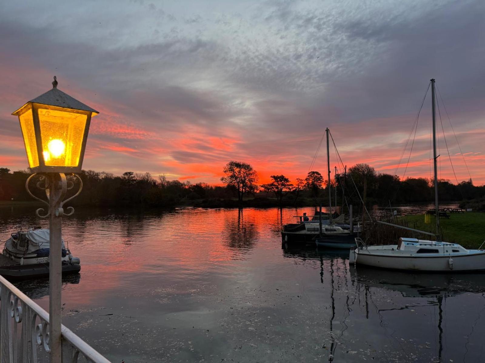 Warren Lodge Shepperton Buitenkant foto