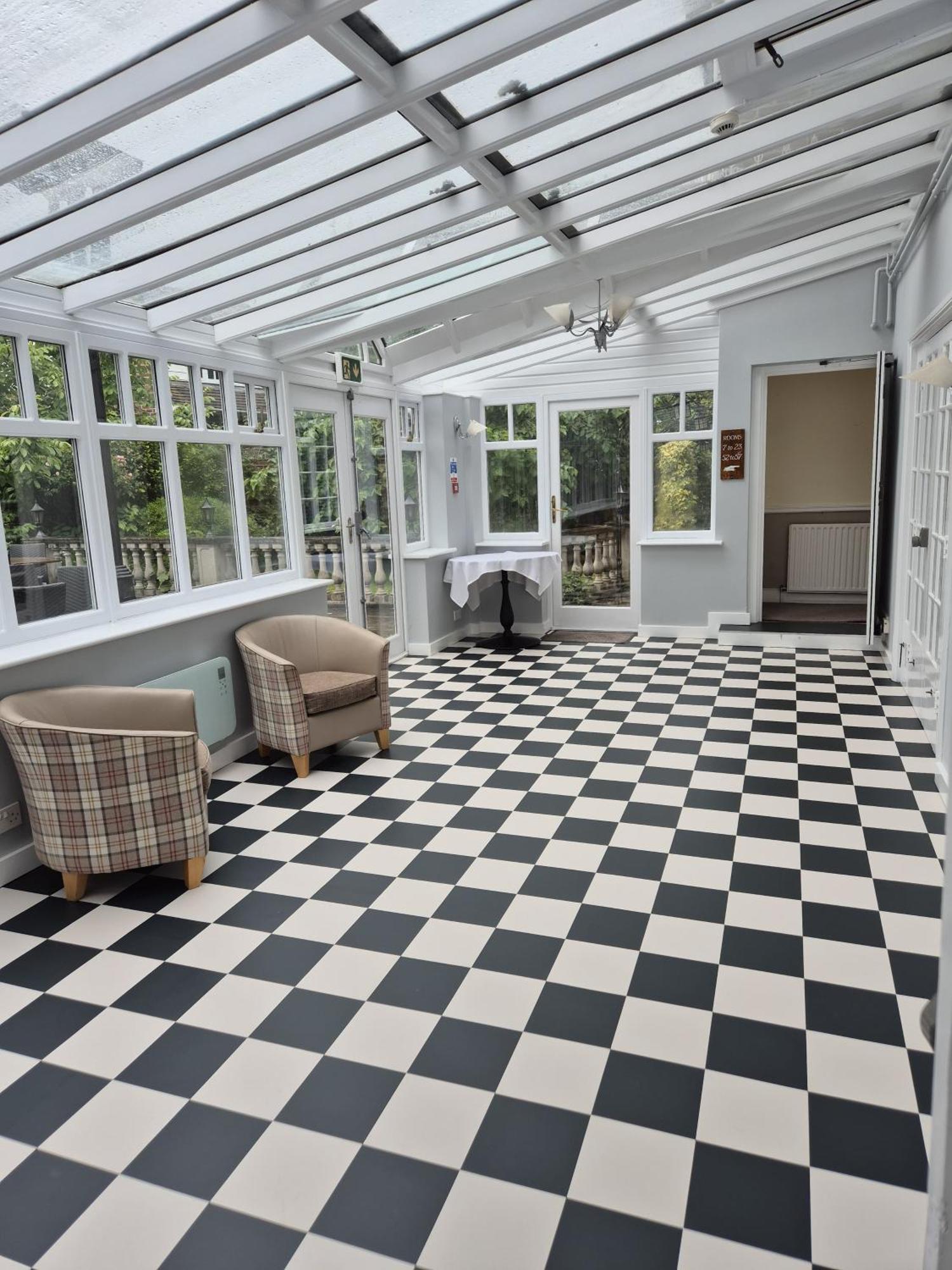 Warren Lodge Shepperton Buitenkant foto
