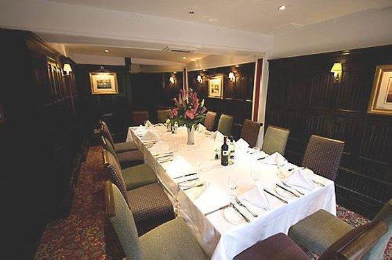 Warren Lodge Shepperton Restaurant foto